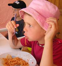 Kind beim Mittagessen