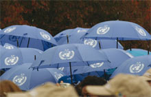 Blaue Regenschirme mit Uno-Logo