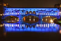 Brcke Ponte Vecchio in Florenz, Italien, blau erleuchtet