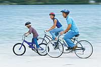 Familie beim Fahrrad fahren