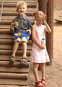 Kinder mit gesunden Lebensmitteln auf dem Schulhof