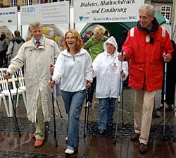 Bremens Altbürgermeister Henning Scherf beim Nordic Walking