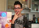 Junge beim Backen Junge beim Backen