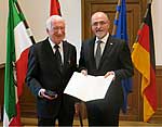 Prof. Helmut Schatz und Regierungspräsident Dr. Gerd Bollermann