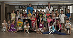 Schüler der St. Rochus-Schule mit Trainern des Sportwerks Düsseldorf beim Taekwondo-Training Schüler der St. Rochus-Schule mit Trainern des Sportwerks Düsseldorf beim Taekwondo-Training