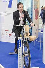 Bürgermeister Martin Seidel auf dem Müslifahrrad