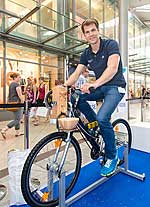 Daniel Schnelting auf dem Müslifahrrad