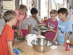 Grundschüler der Matthias-Claudius-Schule beim Zubereiten eines Kräuterquarks