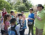 Grundschülerinnen und Grundschüler im Botanischen Garten