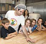 Grundschülerinnen und - schüler der St. Rochus-Schule im Gespräch mit Bäckermeister Johannes Dackweiler