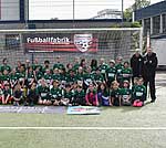 Kinder der SMS-Initiative mit den Trainerinnen und Trainern der Fußballfabrik