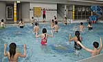 An der SMS-Initiative teilnehmende Kinder beim Aqua-Trampolin-Kurs