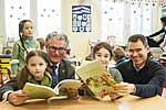 Kinder der SMS-Initiative beim Lesen des Kinderkochbuches mit Prof. Dr. Andreas Meyer-Falcke und Prof. Dr. Karsten Müssig