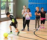 Kinder der GGS Die Brücke hatten viel Spaß beim Training mit Efthimios Kompodietas