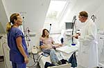 Patientin Annette K. an der Dialyse in den neuen Räumlichkeiten im Nierenzentrum Bad Lauterberg Patientin Annette K. an der Dialyse in den neuen Räumlichkeiten im Nierenzentrum Bad Lauterberg