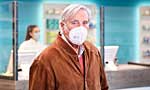 Patient mit FFP2-Maske in Apotheke.