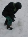 Kind baut Schneemann