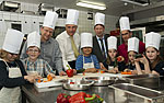 Prof. Karsten Müssig beim Kochen mit Kindern