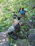 Hadza beim Graben nach pflanzlicher Nahrung