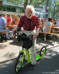 Senior mit Roller