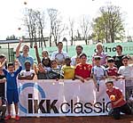 Kinder und Lehrerinnen mit Tennisprofis